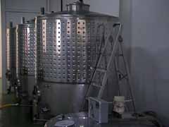 En hier wordt het gekoeld opgeslagen, waarna het z.s.m. in flessen word gevuld