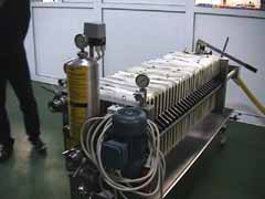 Door stalen filters persen, al het vruchtvlees wordt fijn en gaat hier dooheen met 8 bar